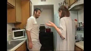 Две молодые сучки отсасывают приличный хуй на кухне, вскоре после чего разрывают с ним задницы по очереди